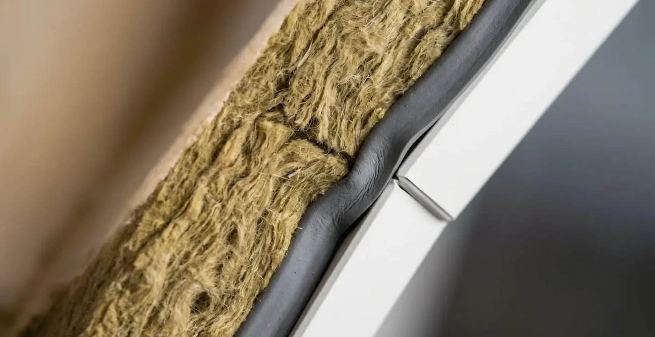 Détail technique de fenêtre avec isolation phonique renforcée au niveau du tableau et joints de compression