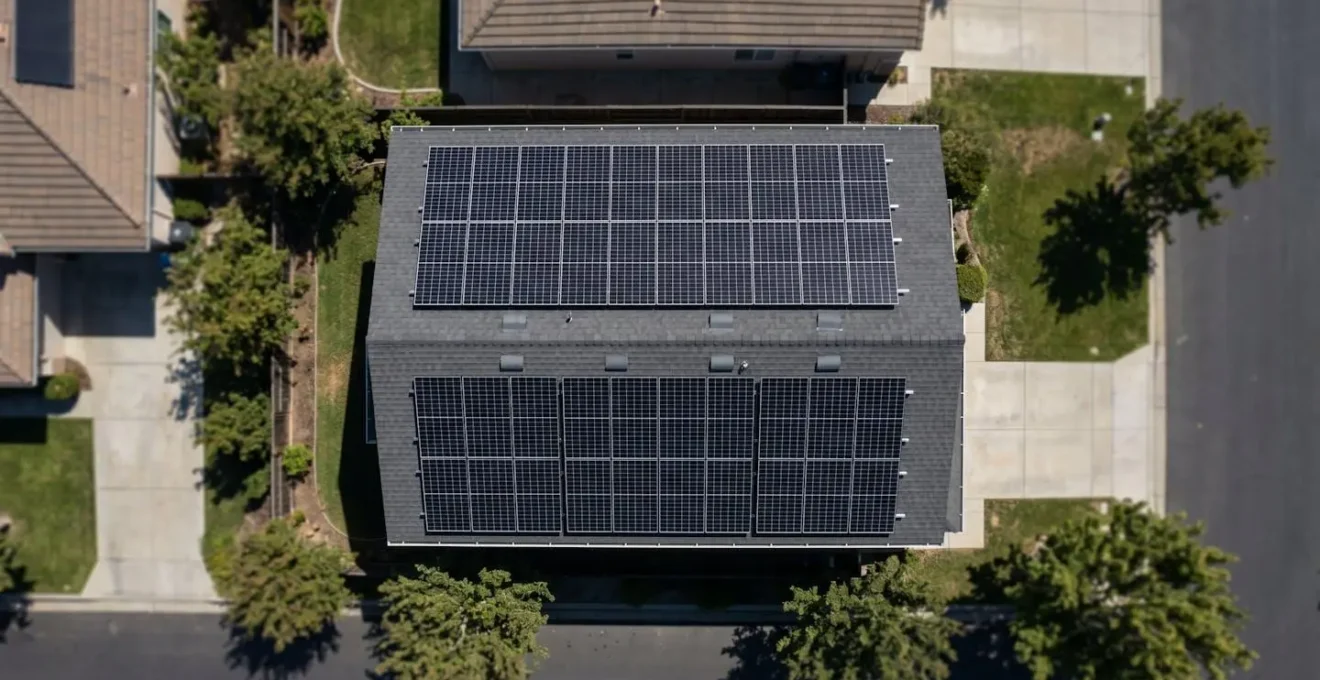 Vue aerienne d'une installation photovoltaique residentielle avec panneaux solaires disposes sur toiture