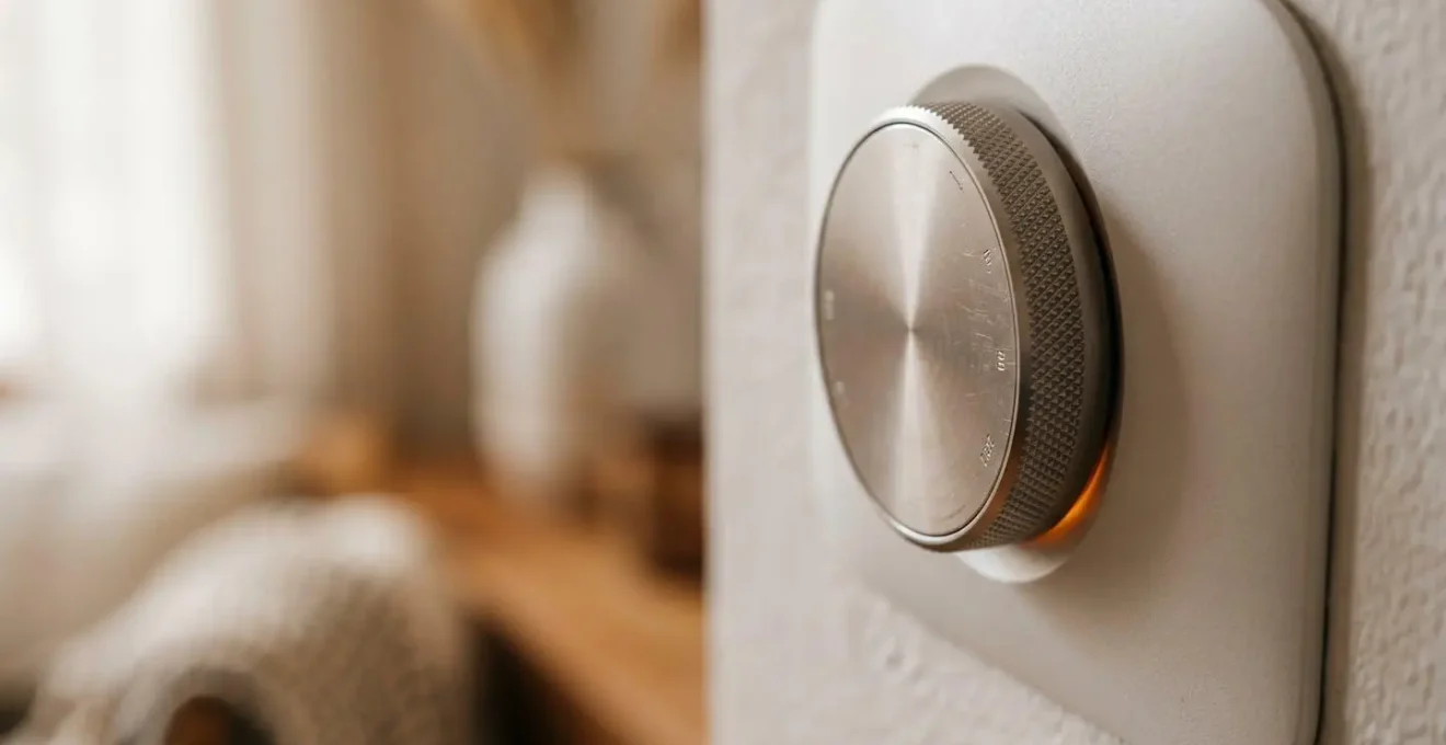 Système de régulation intelligent d'une pompe à chaleur hybride gérant automatiquement le basculement entre gaz et électricité